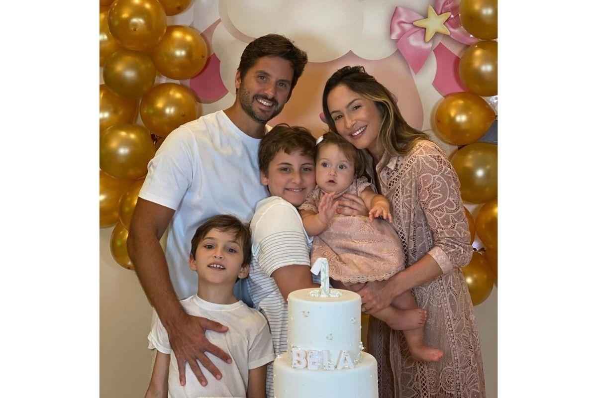 Claudia Leitte e sua família em restaurante