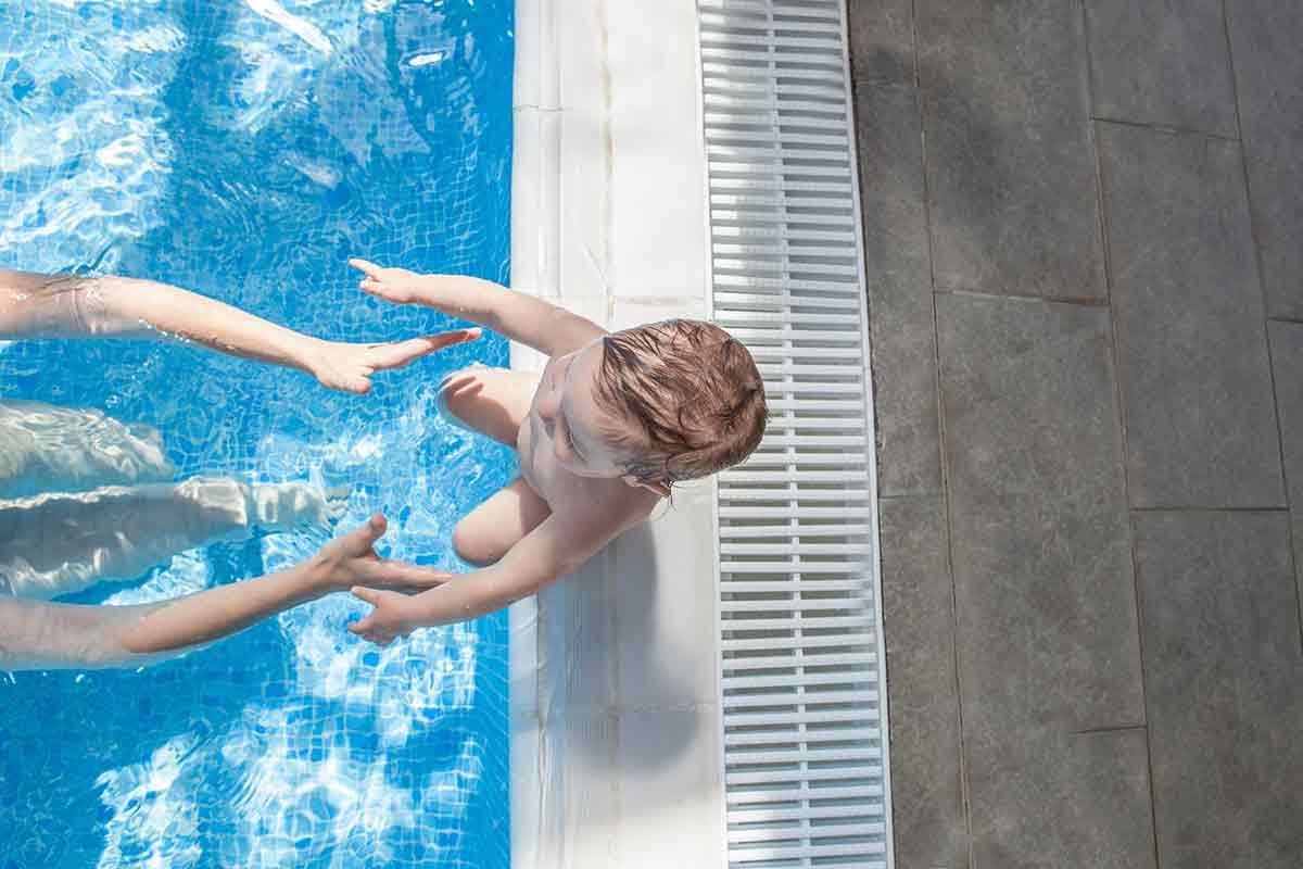 Se você não tiver um irrigador em casa, pode tentar construir um com boias espaguetes