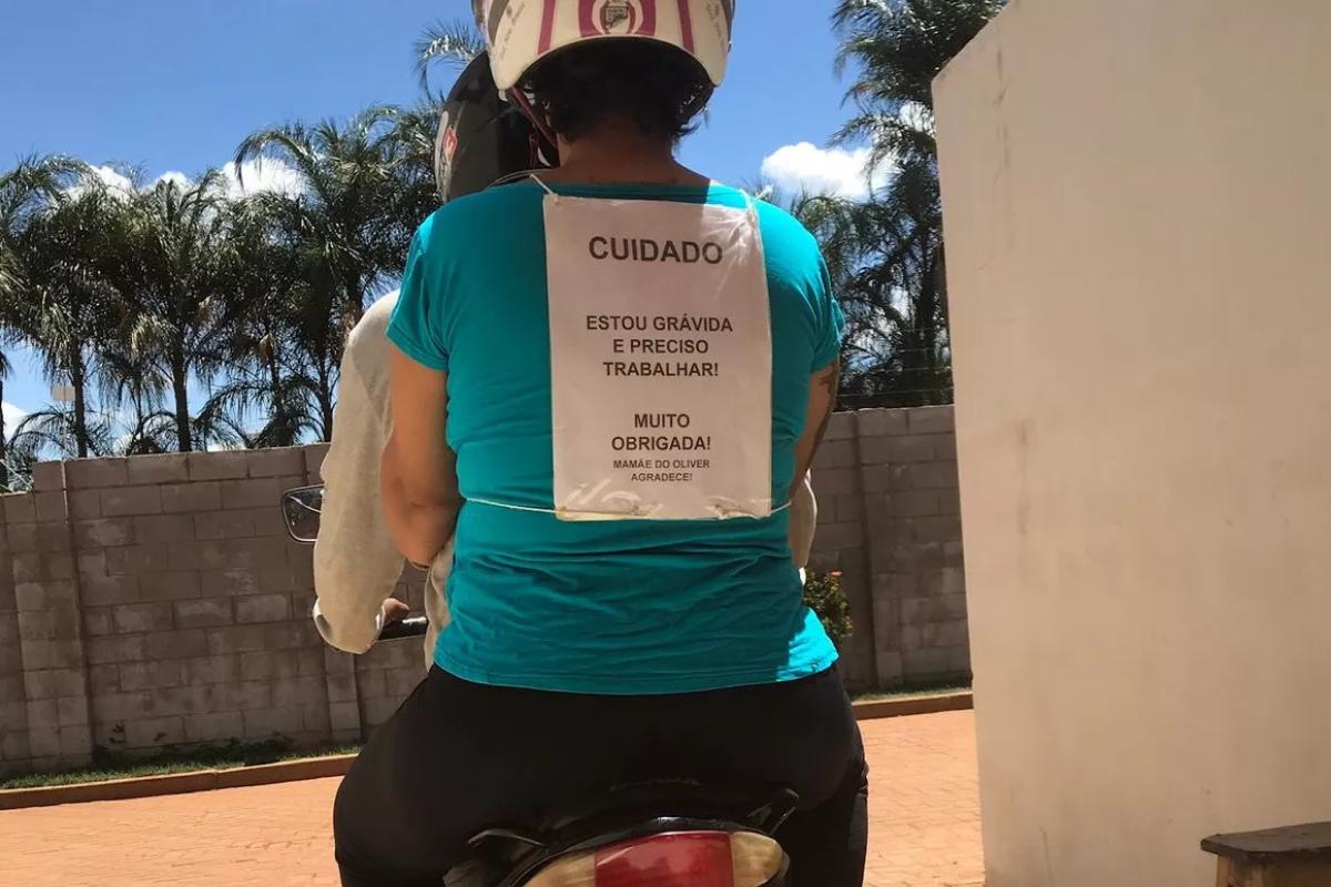 Luana colocou a placa nas costas para alertar os demais motoristas