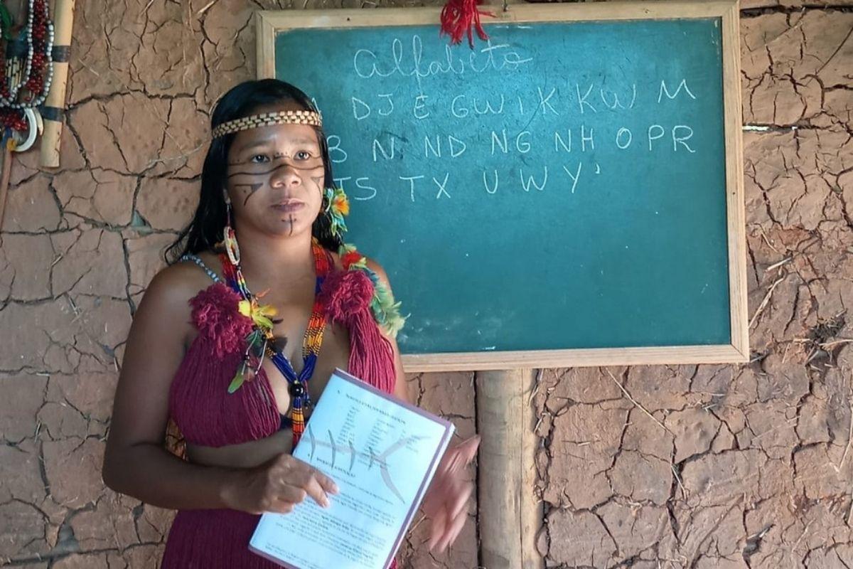 Os próprios indígenas criaram o material didático