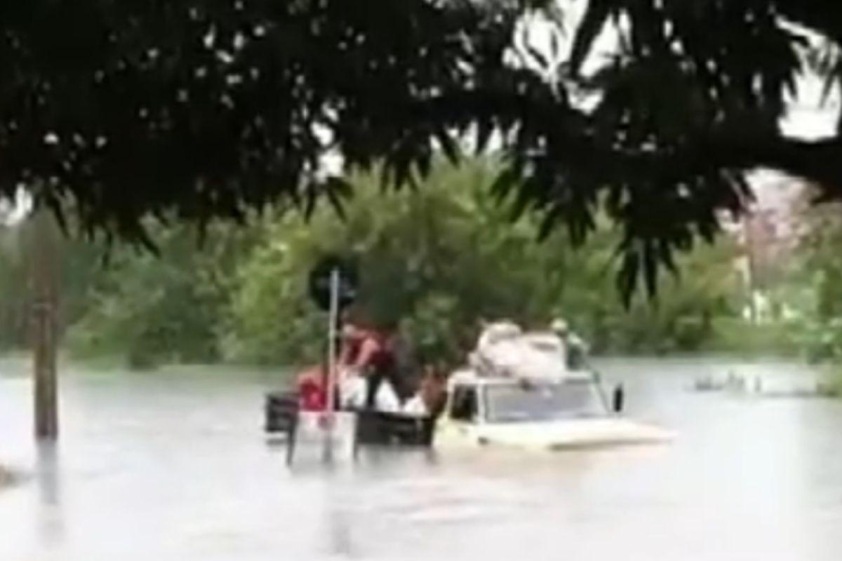 Família fica ilhada em alagamento