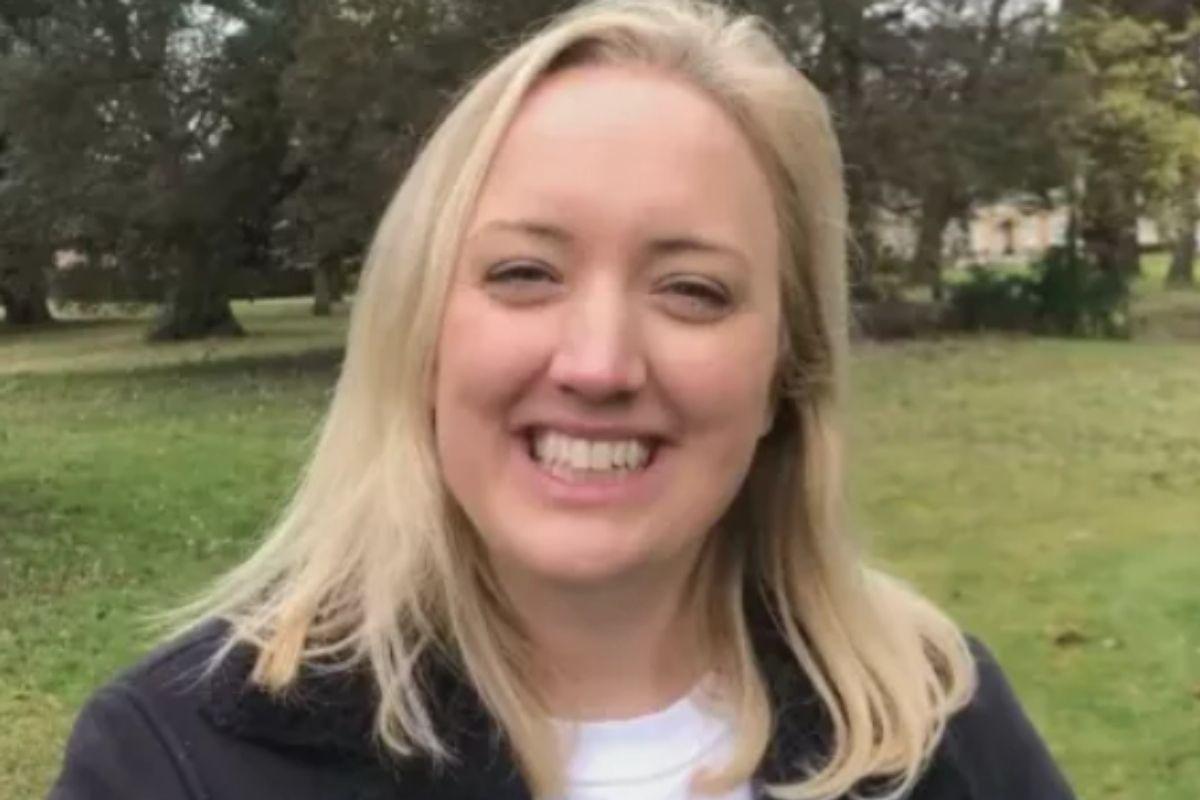 Chefe impede mulher de sair mais cedo para buscar a filha na creche