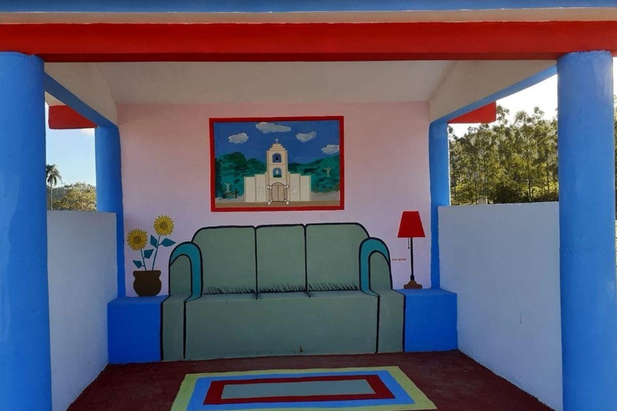 Aposentado transforma pontos de ônibus da cidade em "salas de estar"