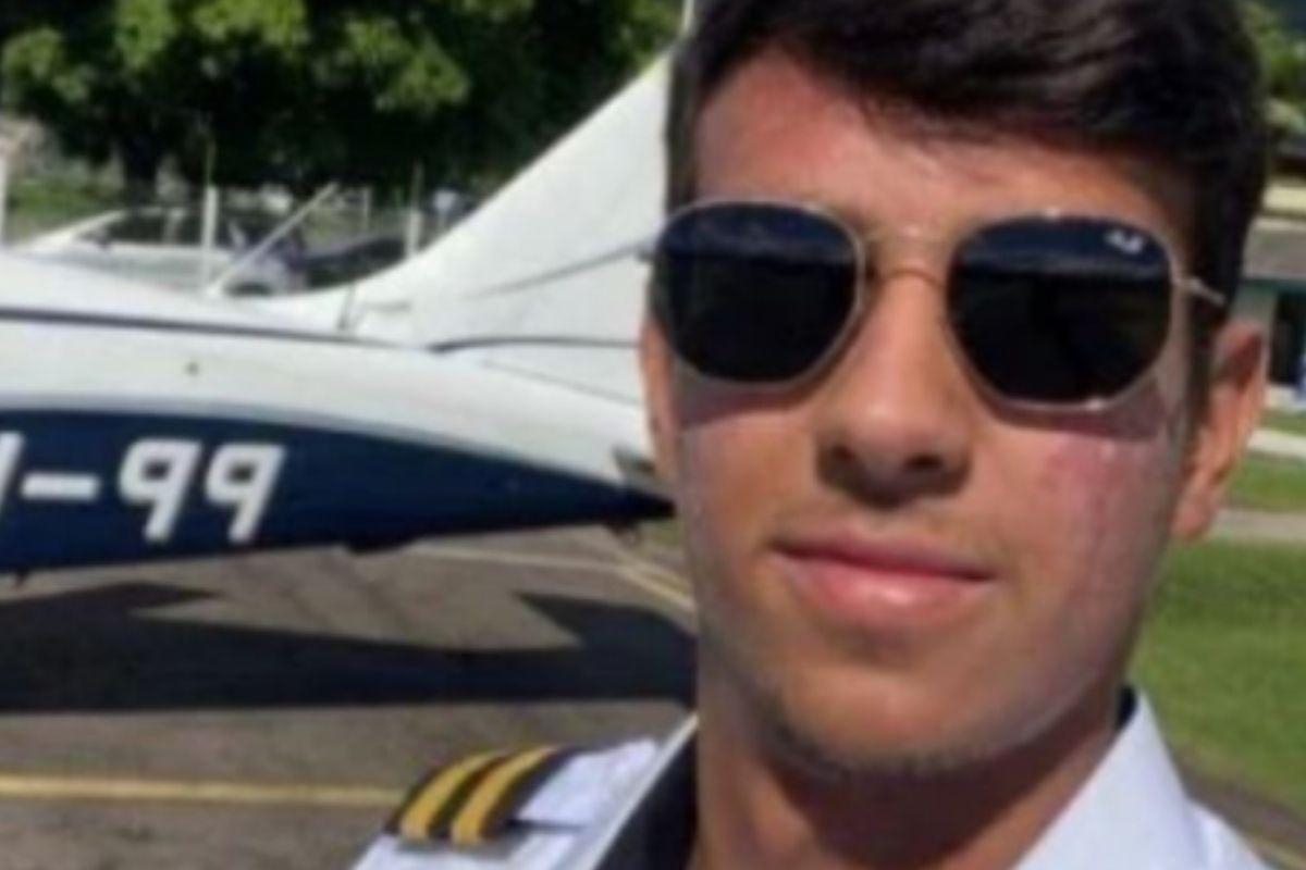Mochila do copiloto é encontrada no mar