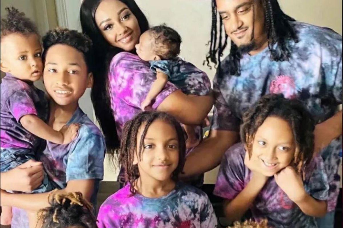 A mãe tem 8 meninos e espera mais um