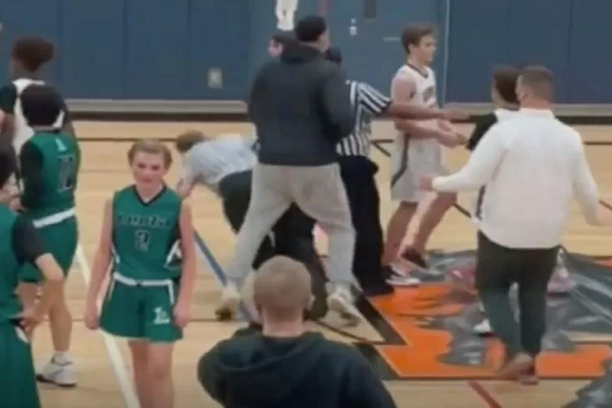 O vídeo mostra a cena em que o pai ataca o árbitro idoso