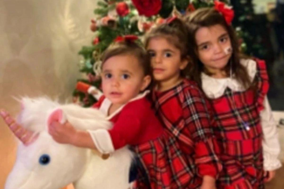 Mya ajudando sua irmã Arianna, diagnosticada com neuroblastoma estágio 4