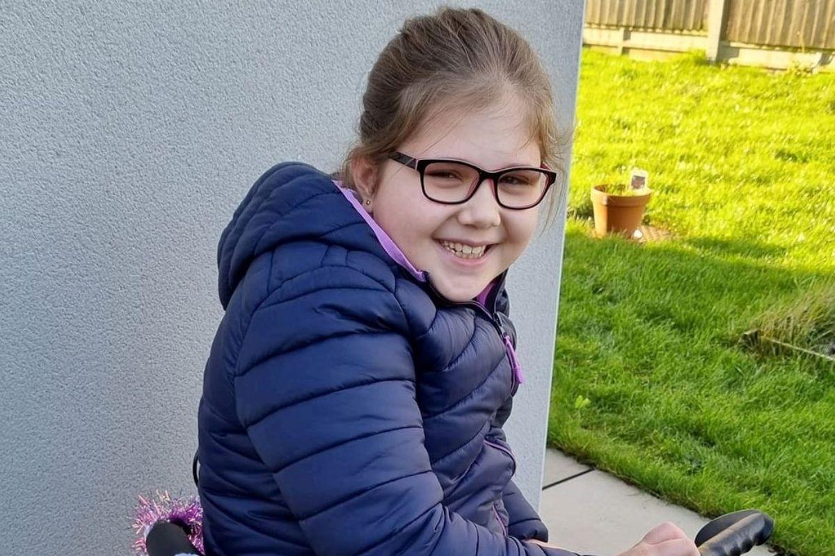 Emily em seu processo de recuperação, dando voltas de andador