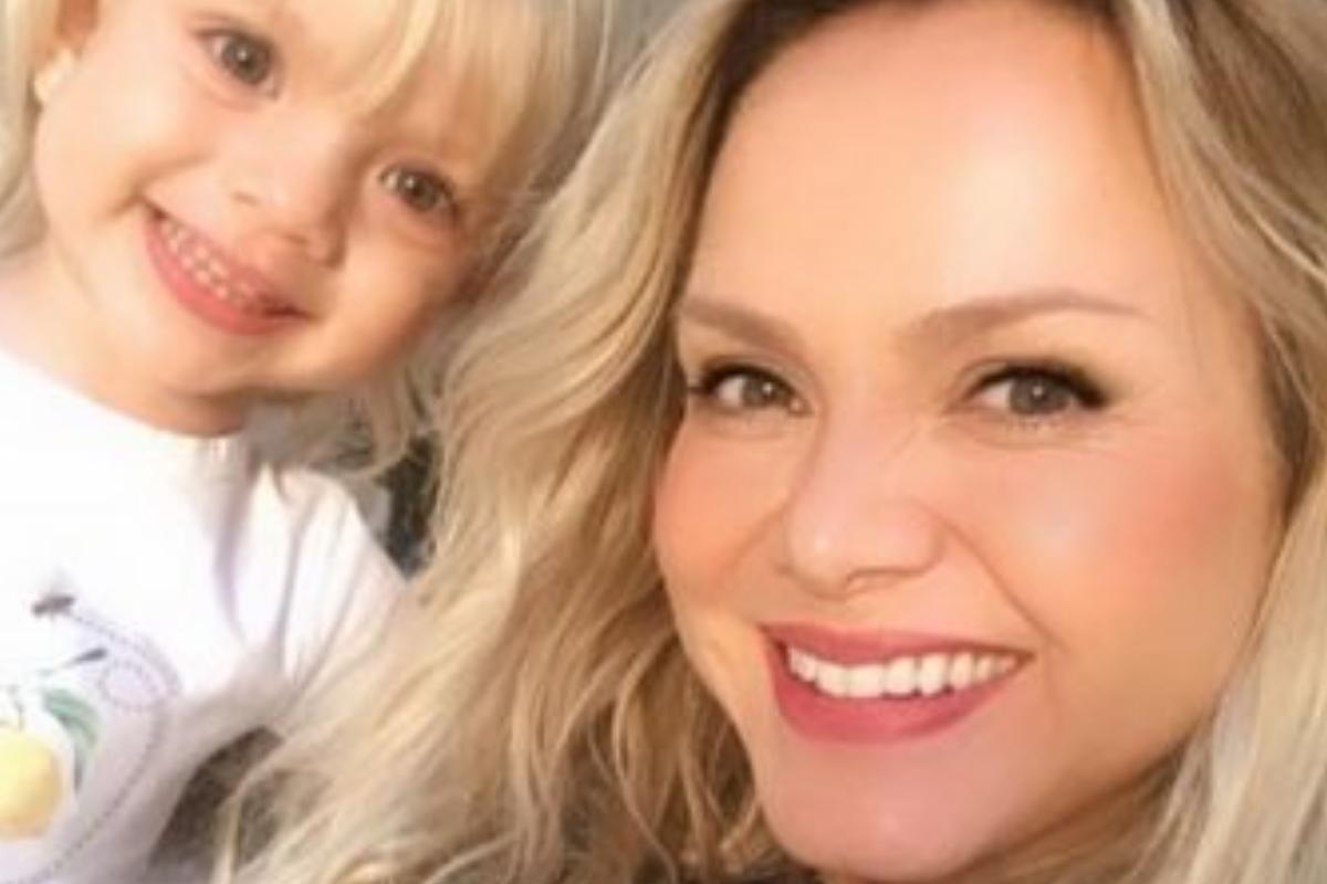 Eliana se divertiu com a filha no salão de beleza dela