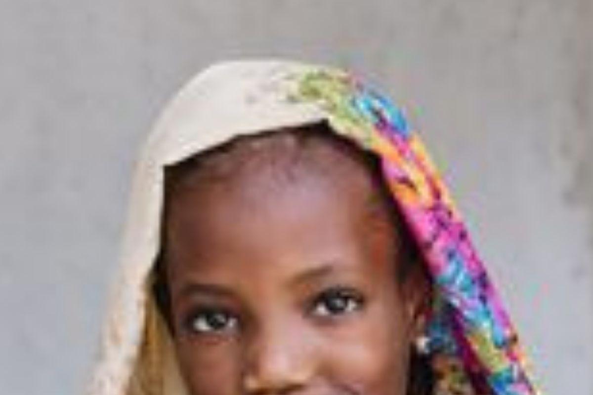 A menina ficou radiante após a remoção do tumor