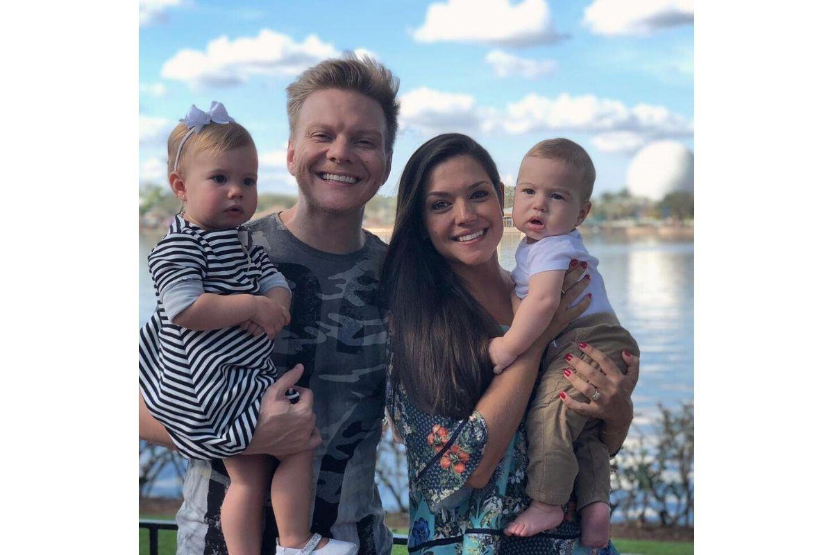 Thais Fersoza ao lado de Michel Teló e filhos