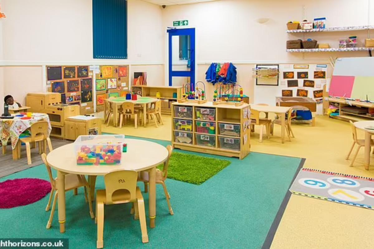 Foto da área externa da creche, que admitiu falhas de operação nesta terça-feira