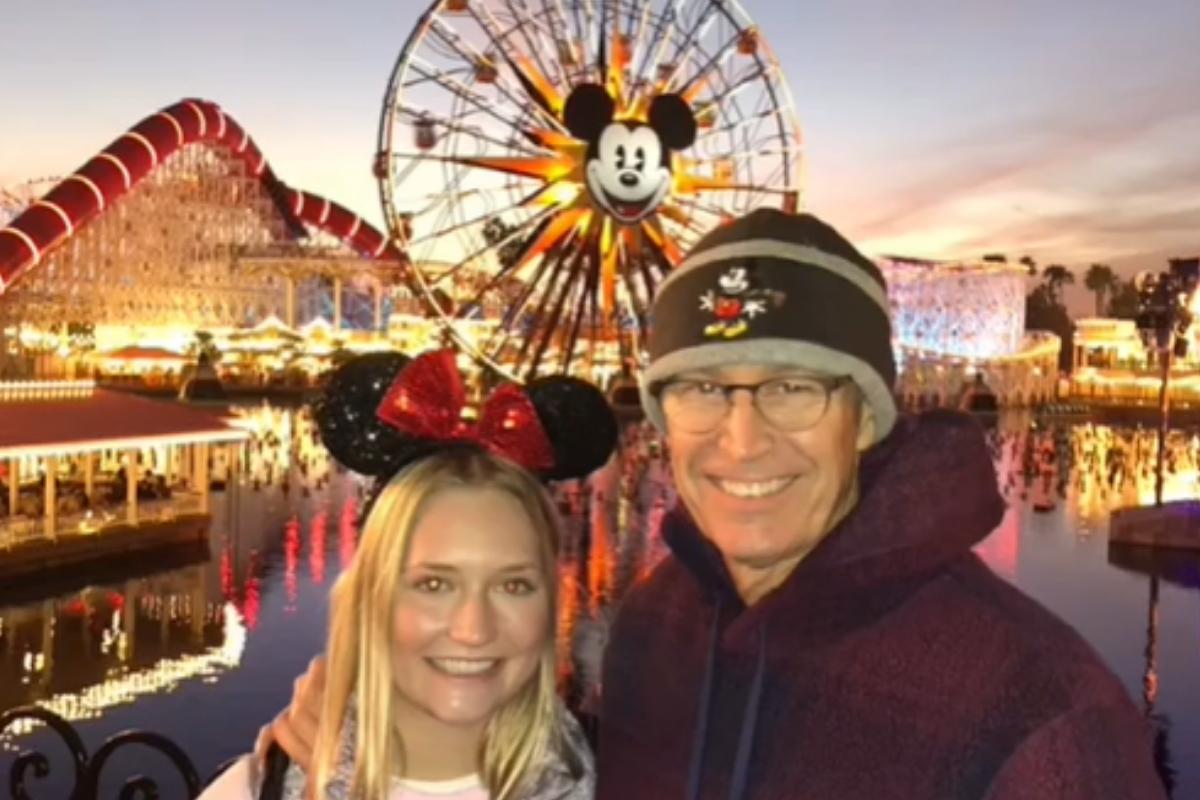 Kenzie e o pai viajam para a Disney após o término do relacionamento da jovem