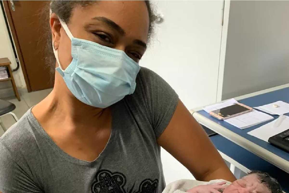 Uma mulher deu à luz filha em Petrópolis no ponto de apoio em escola