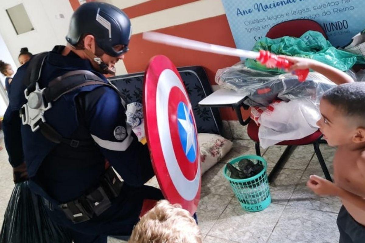 O policial se vestiu de Capitão América e trouxe alegria para as crianças