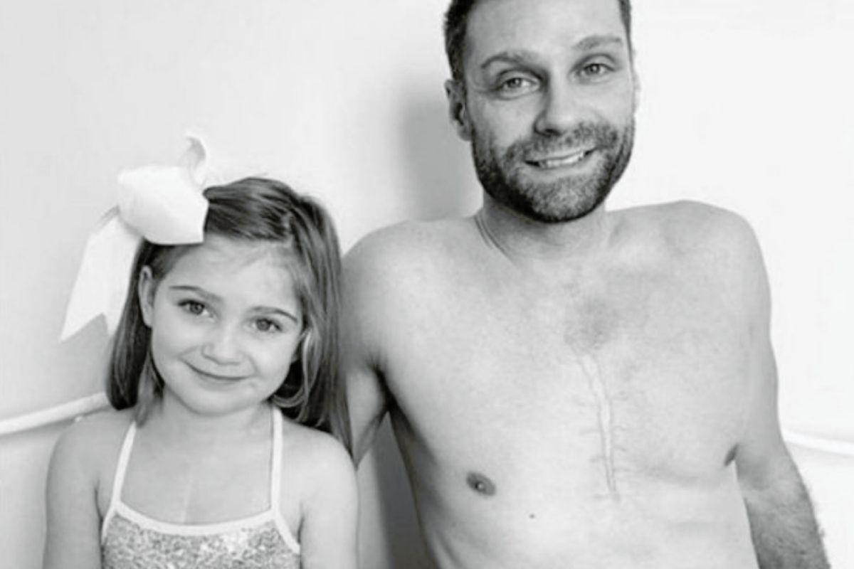 Pai faz tatuagem de cicatriz no peito em homenagem a filha de 4 anos que passou por cirurgia cardíaca