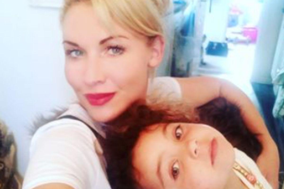 Mãe passa horas treinando a filha para ser famosa
