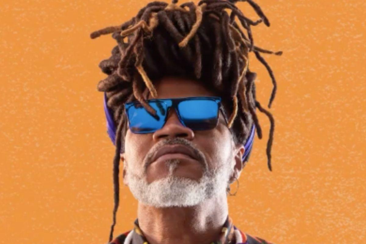 Carlinhos Brown ao lado da esposa, Danielle Barvanelle, e quatro filhos