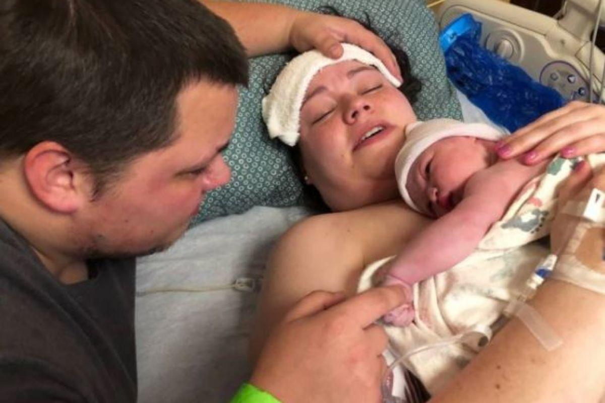 A bebê nasceu no dia 22/02/2022, às 2h22 no quarto número 2 do hospital