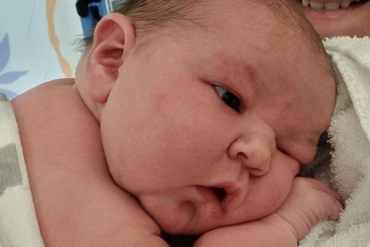 Mãe dá à luz bebê com o mesmo peso de uma bola de boliche