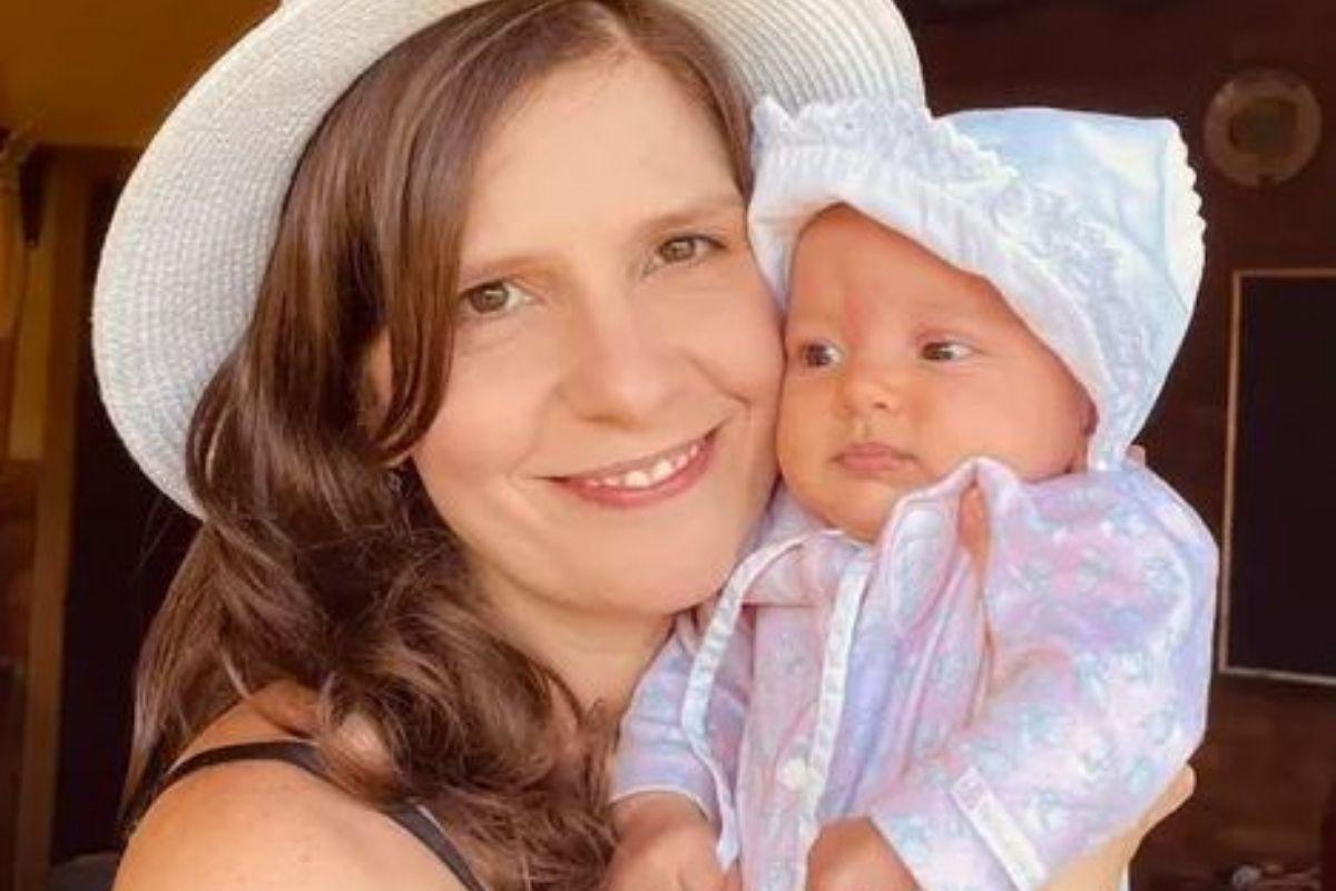 Georgiana Góes é mãe da pequena Flor de 2 meses