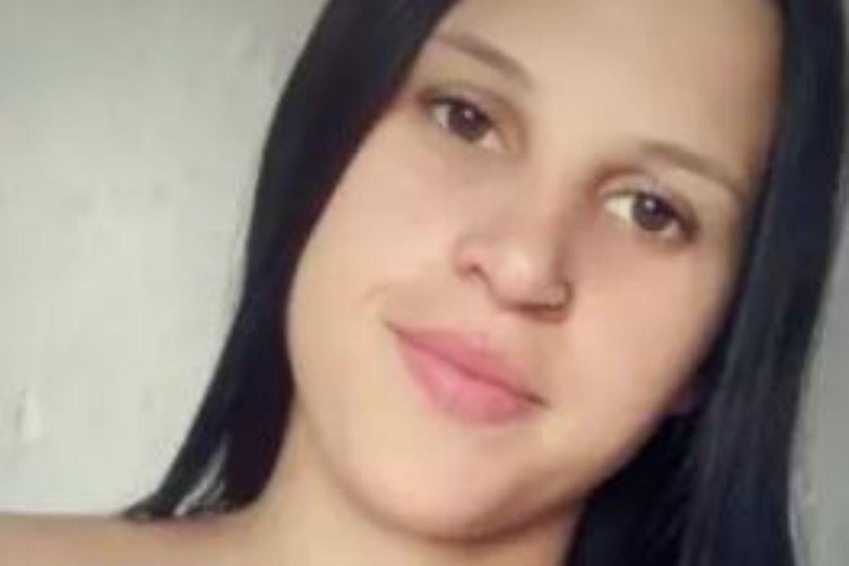 A mulher foi baleada com o filho no colo