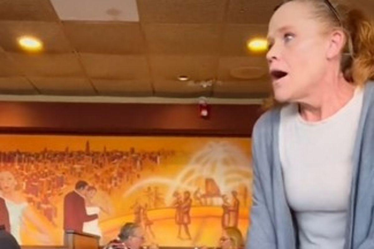 A mulher passou reto pelo filho na primeira vez mas depois se emocionou ao ver ele