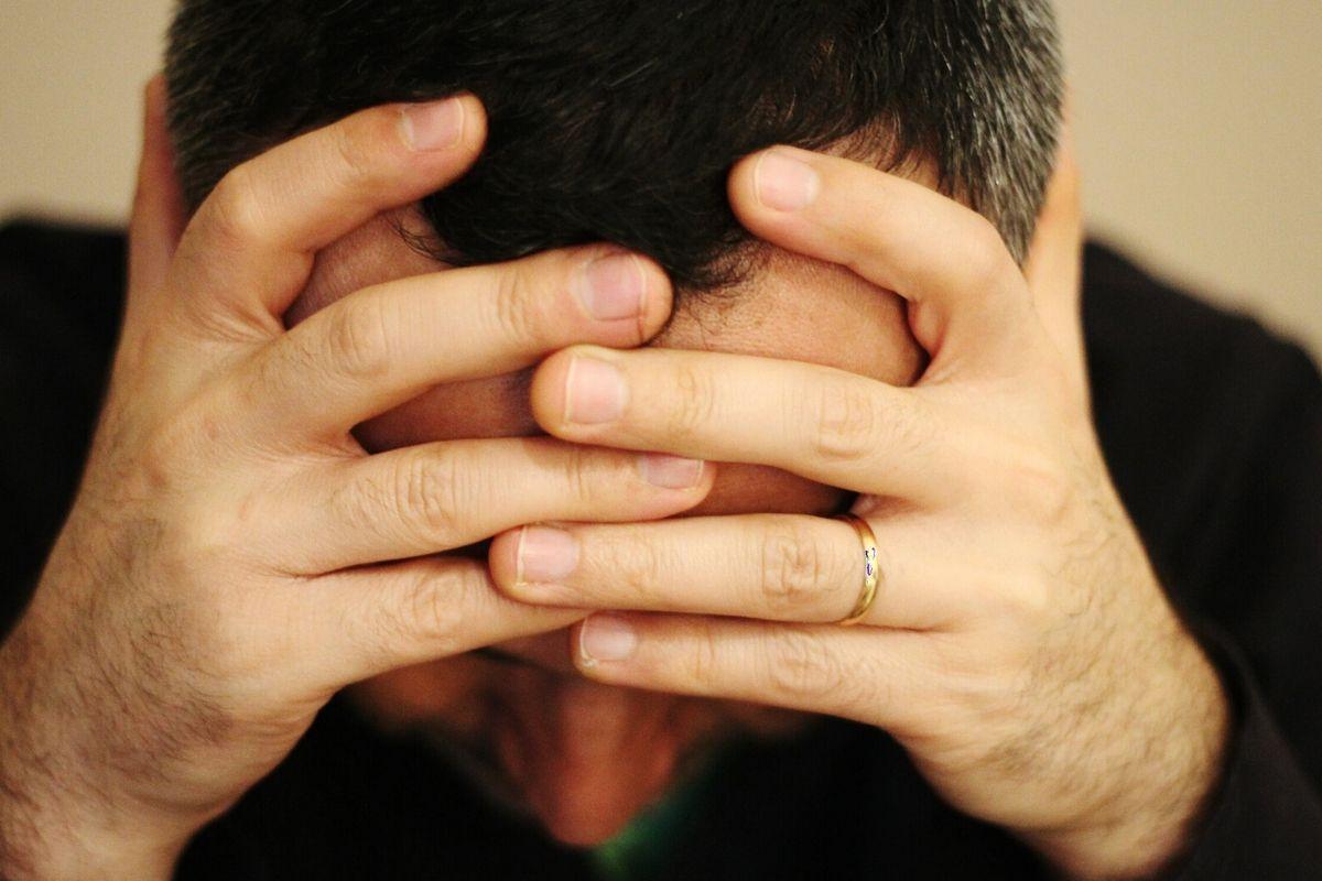 Pai é alvo de críticas após demitir babá por ser “má influência” para os filhos dele