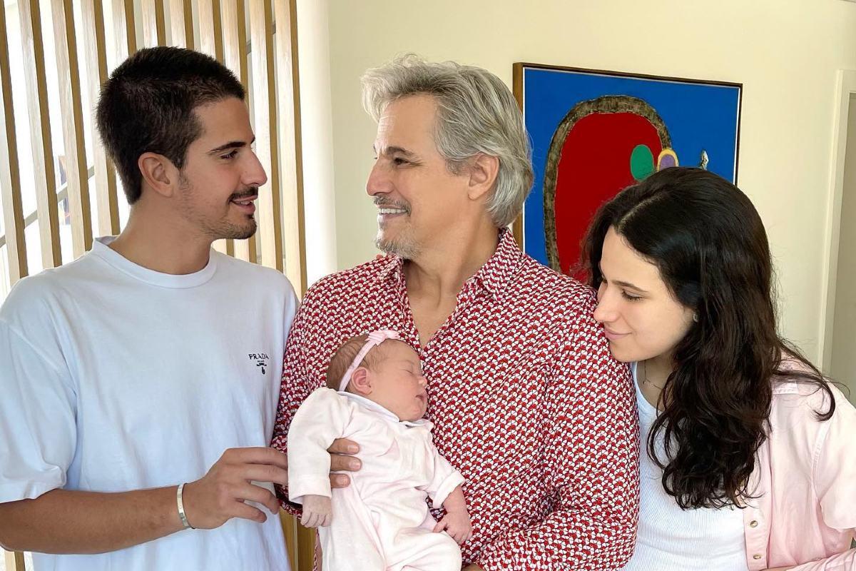 Chiara ao lado do pai e do irmão