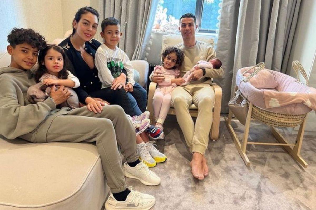 Cristiano Ronaldo posta foto emocionante da filha recém-nascida após morte do filho