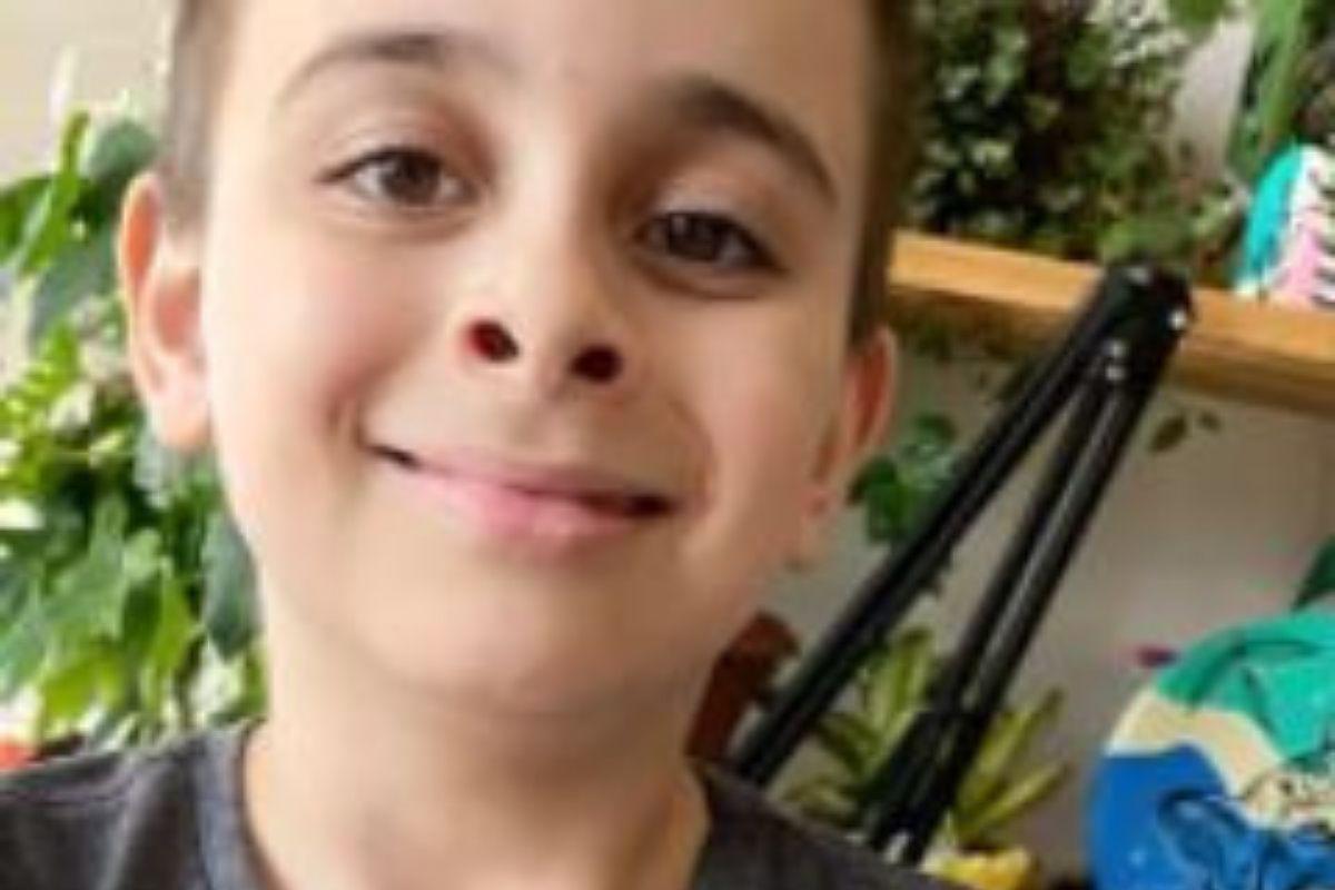 O menino fez uma tatuagem na própria mãe