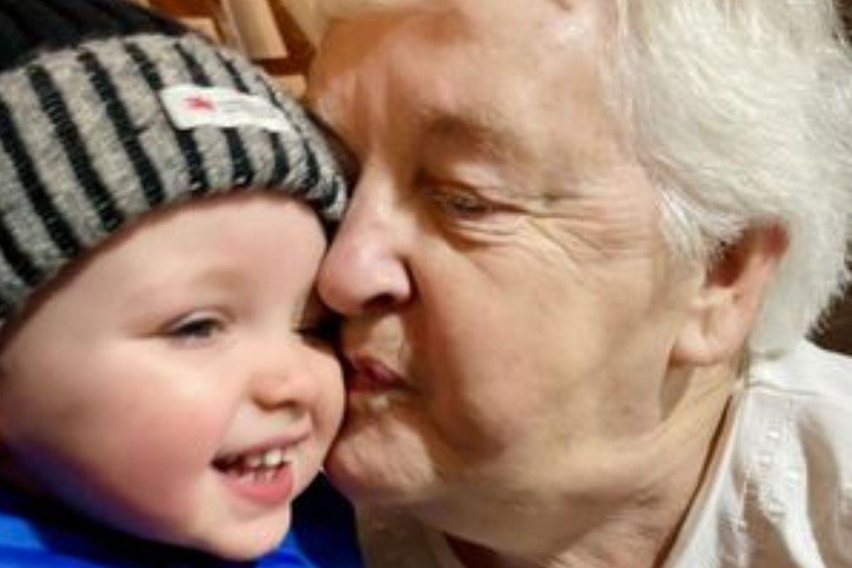 Momento em que o menino de dois anos acena