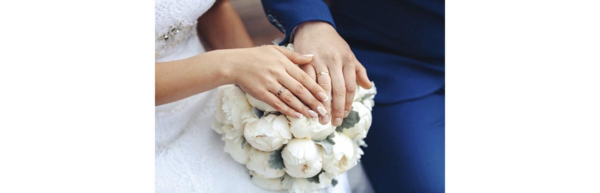 A mulher decidiu usar um vestido de noiva no dia do casamento do filho e ofuscou o da noiva
