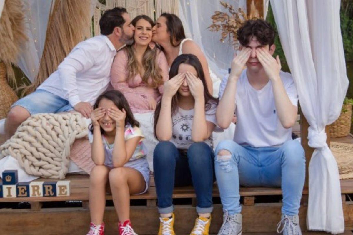 O trisal está tendo dificuldades para registrar os filhos com o nome do pai e das mães