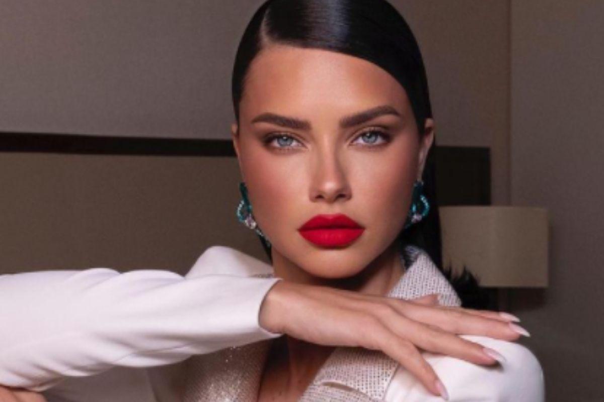 A modelo chamou atenção com a roupa dando foco a barriga
