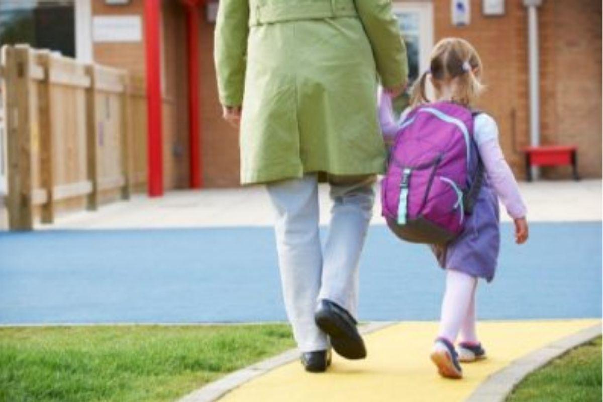 A mãe está pensando em mudar a filha de escola por conta das amizades