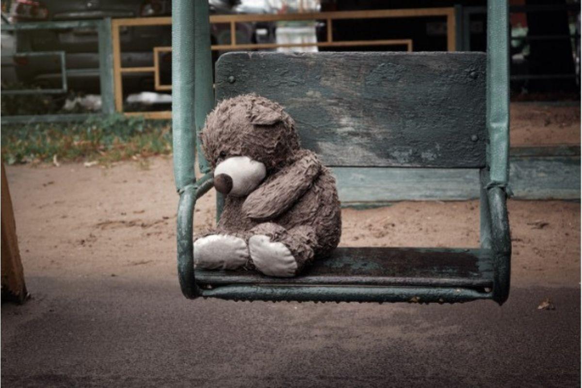 Momento filmado pela câmera, mostra a criança sendo empurrada