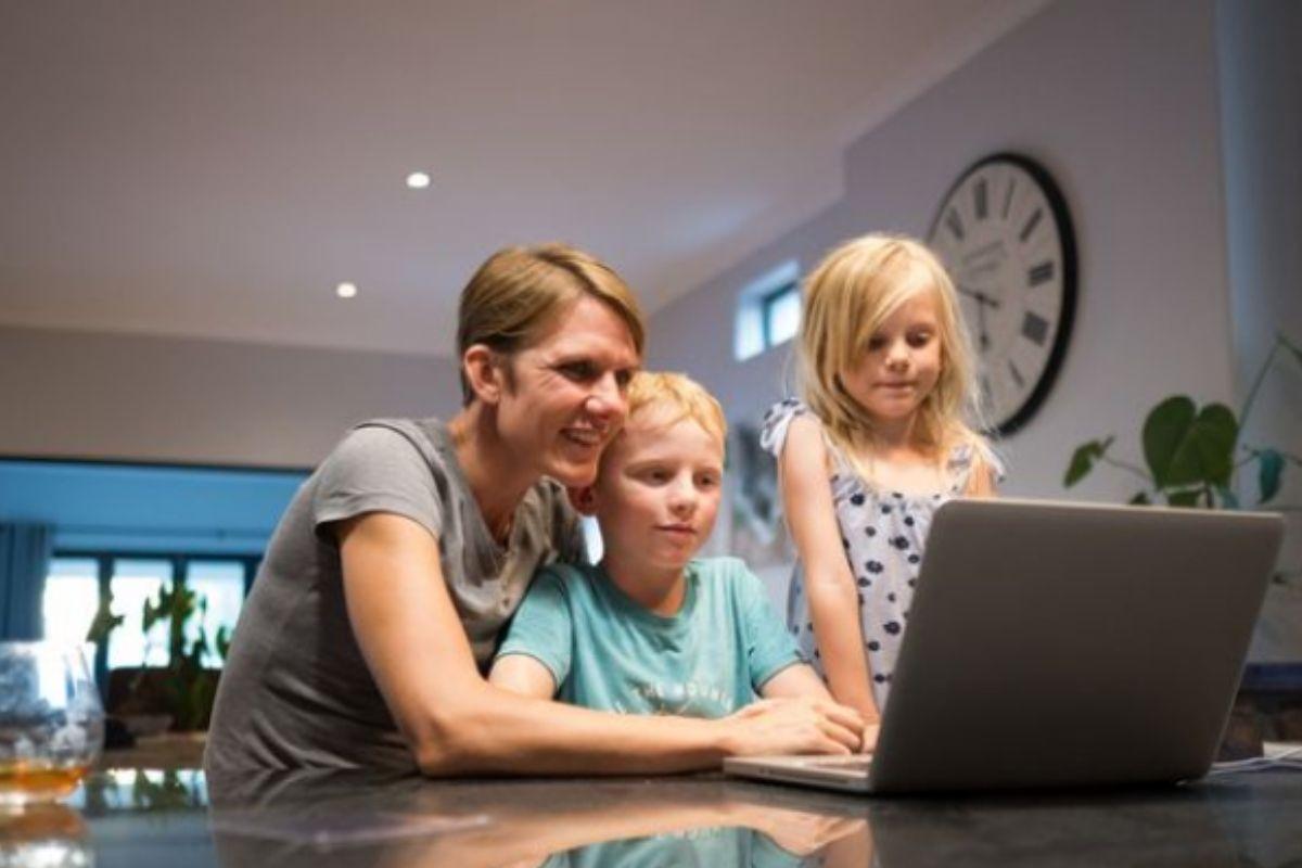 Uma mãe está ensinando educação sexual para os filhos de 2 e 3 anos, e explica o porque disso