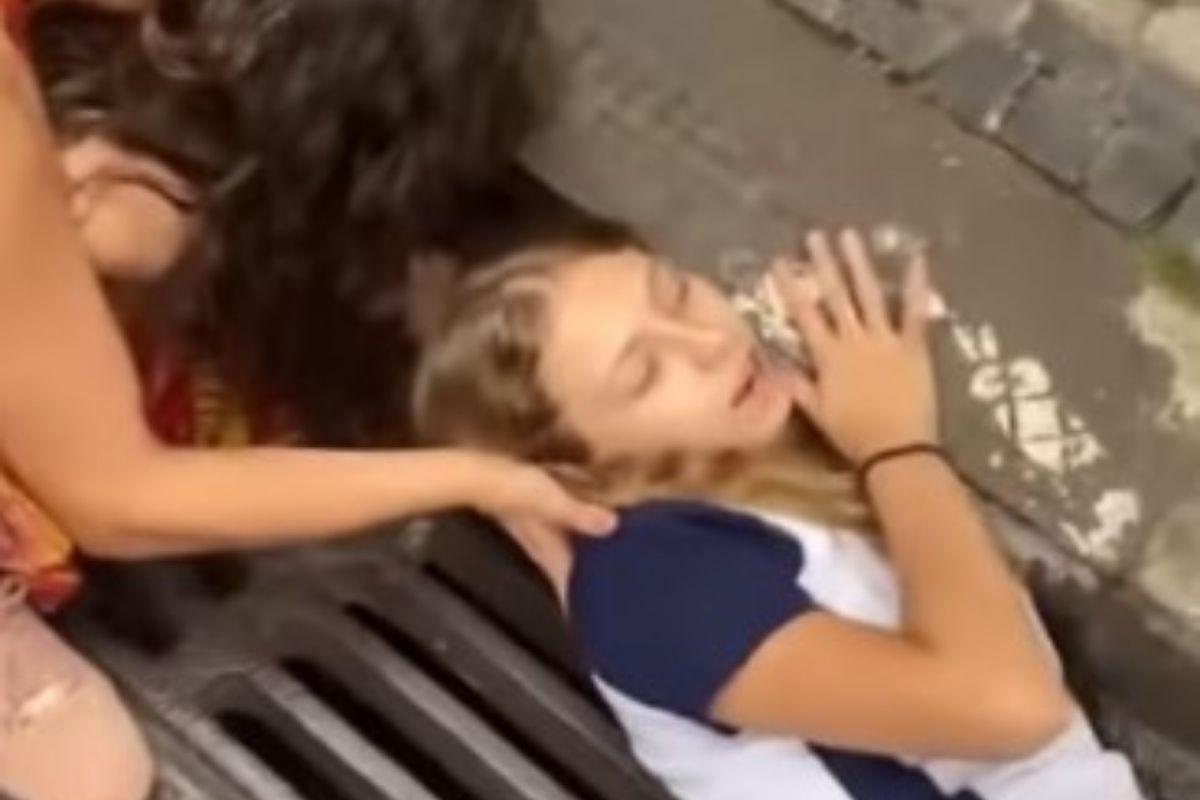 A menina conseguiu salvar o gato de dentro do bueiro