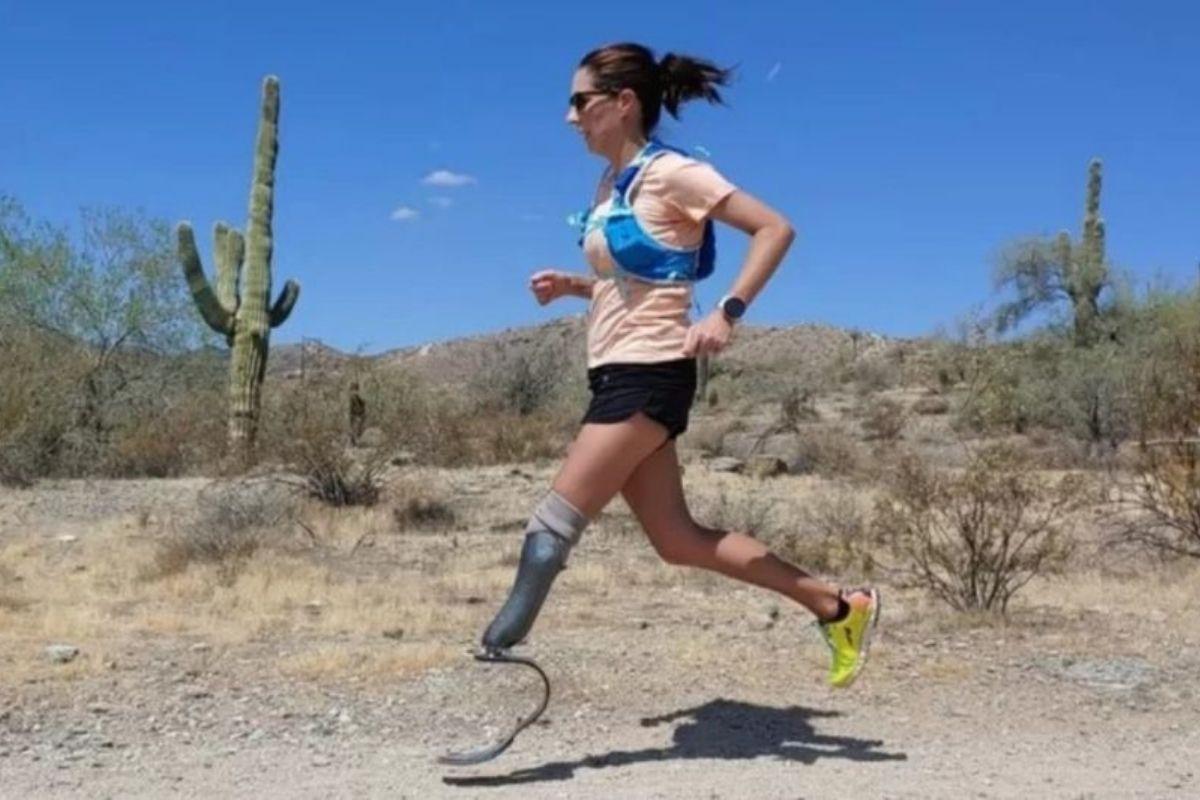 A mulher correu 104 maratonas em 104 dias mesmo com a perna amputada