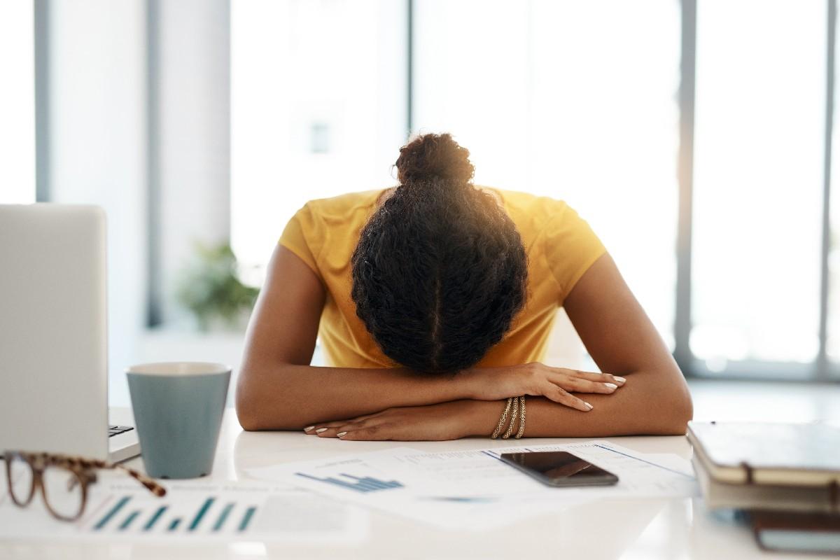 Mãe cansada pede que a enteada cuide dos irmãos para que ela possa dormir mais