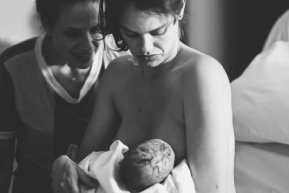 Laura Neiva durante o trabalho de parto