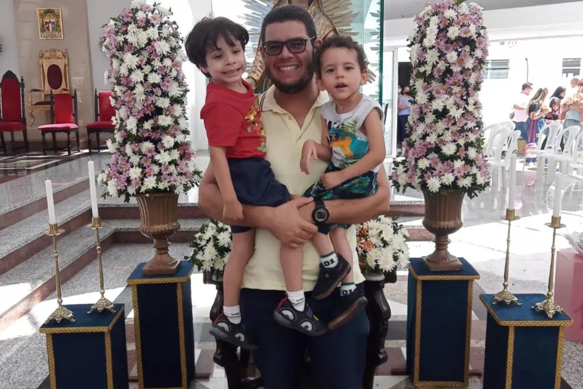 Pai adota dois meninos para cuidar sozinho