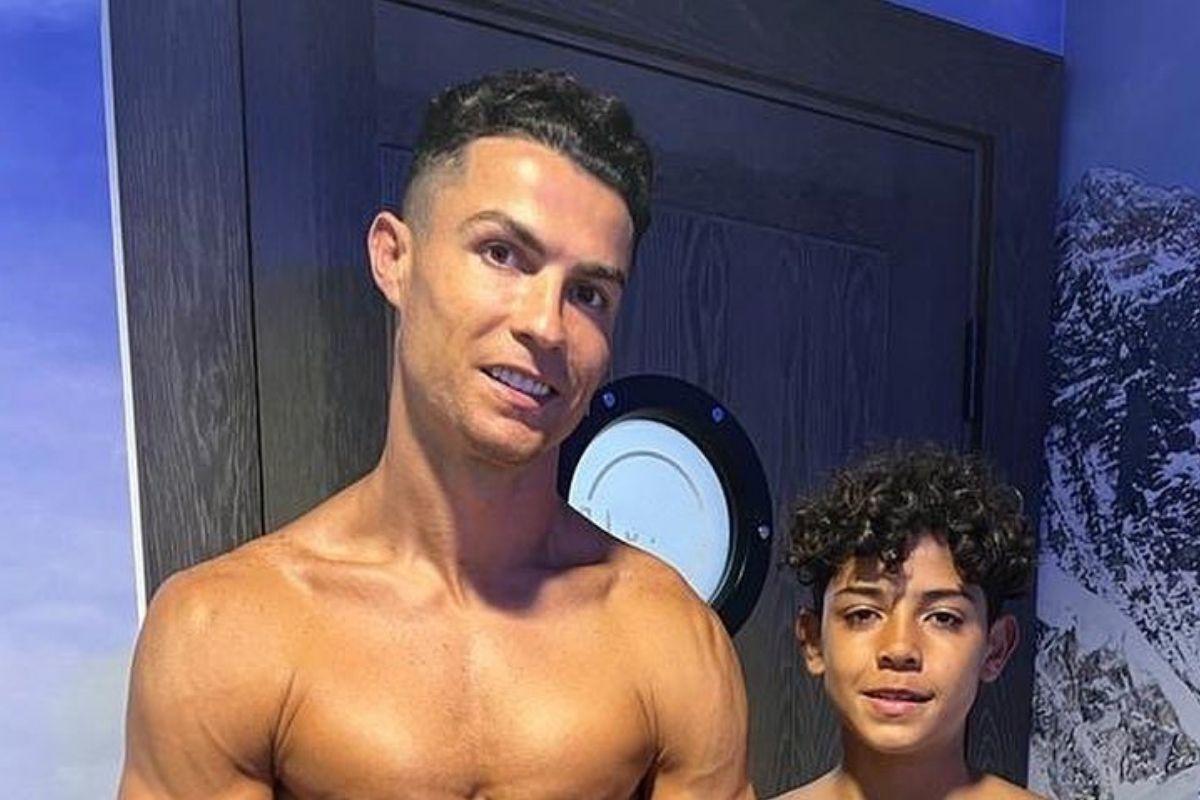 Cristiano Ronaldo apareceu com o corpo definido ao lado do filho de 11 anos