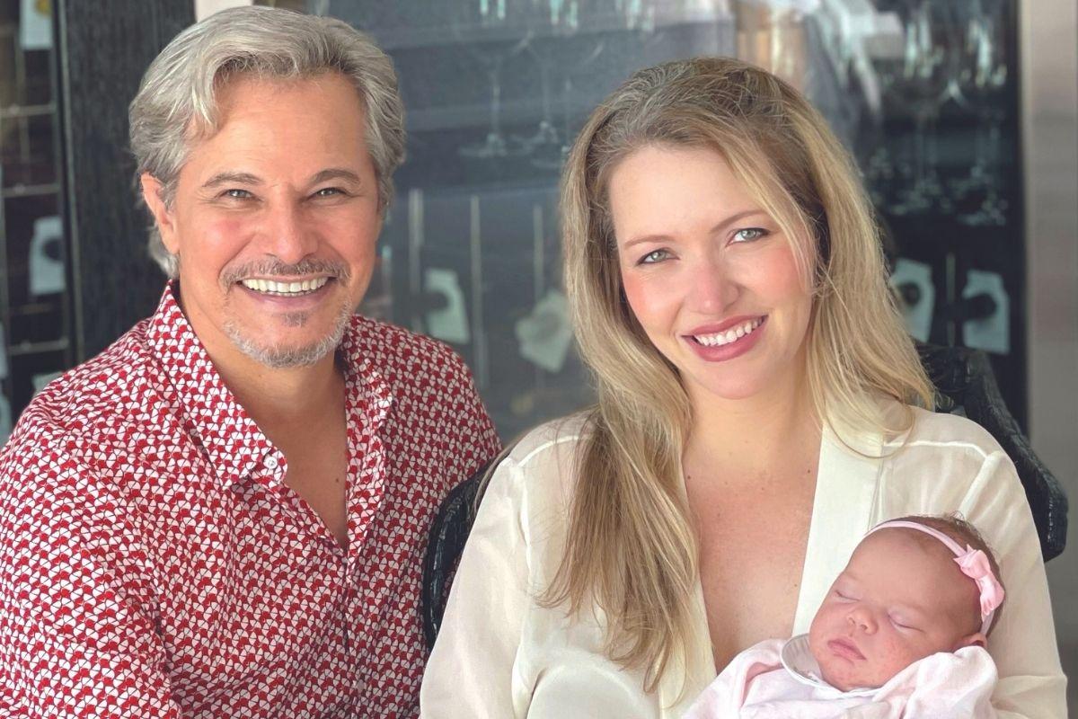 Edson Celulari e Karin Roepke falaram sobre a divisão de tarefas nos cuidados com a Chiara