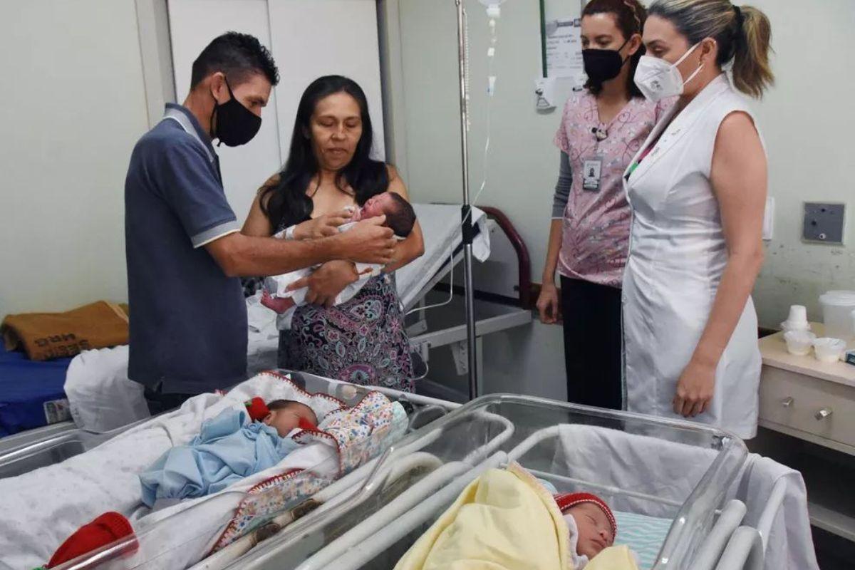 Na hora do parto, mulher descobre que estava grávida de trigêmeos