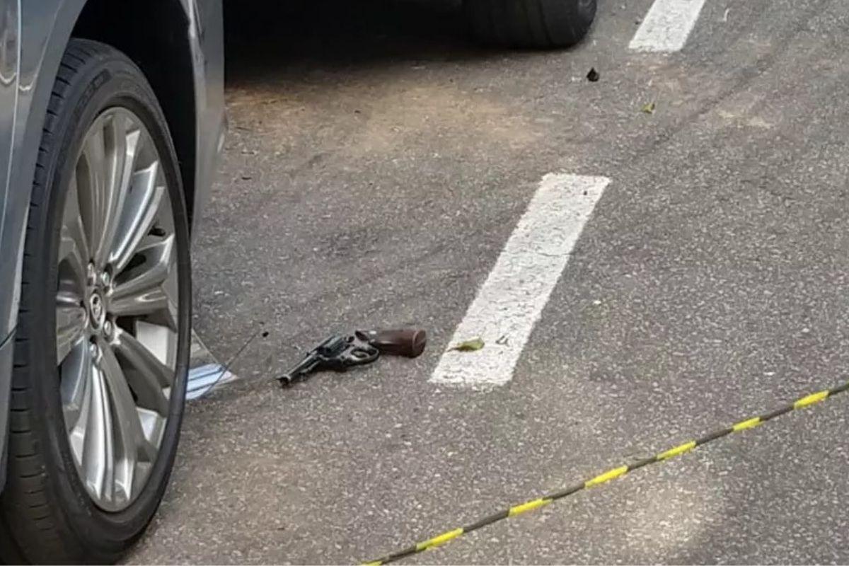 Cerca de 12 tiros foram disparados, depois que um policial que estava no local reagiu