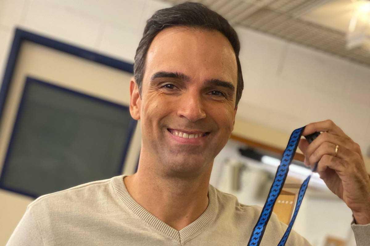 Tadeu Schmidt comemorou o aniversário de 18 anos da filha Laura, apelidada de Loli, com uma foto no quarto Lolipop do BBB 22