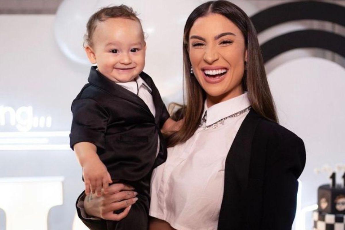 A festa contou com bolo personalizado e decoração temática