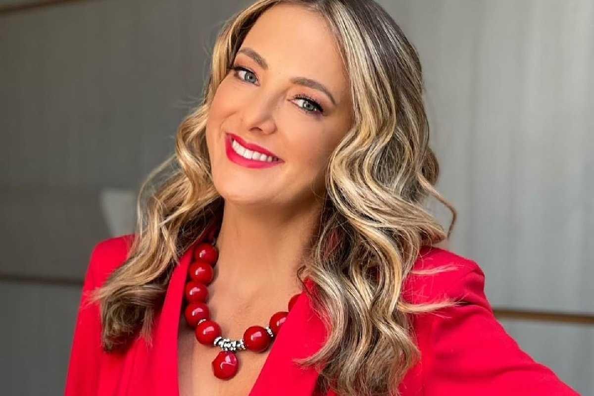 A apresentadora postou foto ao lado do marido e da filha deles